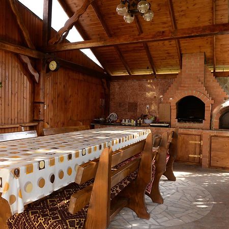 Hotel Casa Flora Sînmartin Zewnętrze zdjęcie