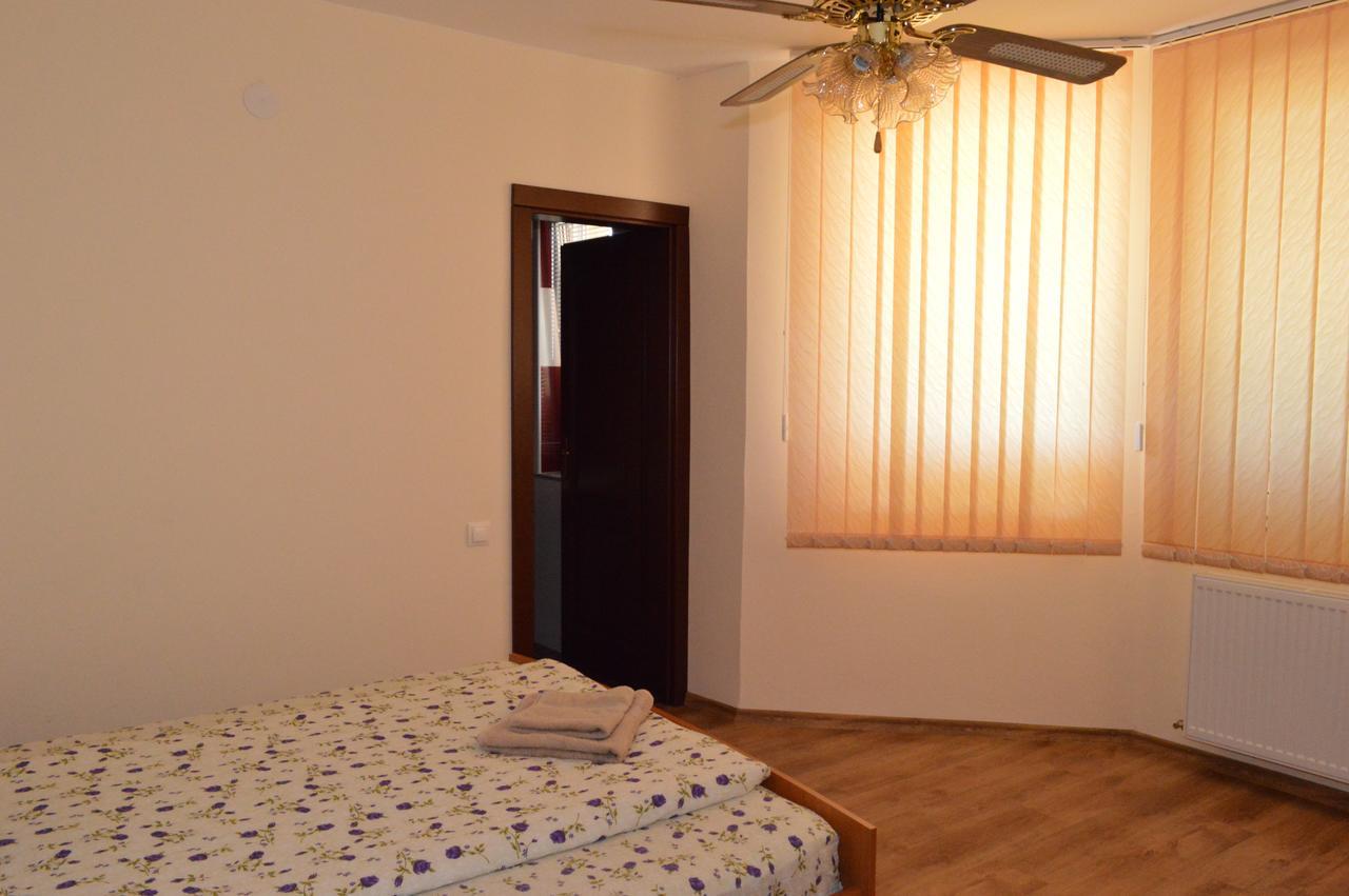 Hotel Casa Flora Sînmartin Zewnętrze zdjęcie