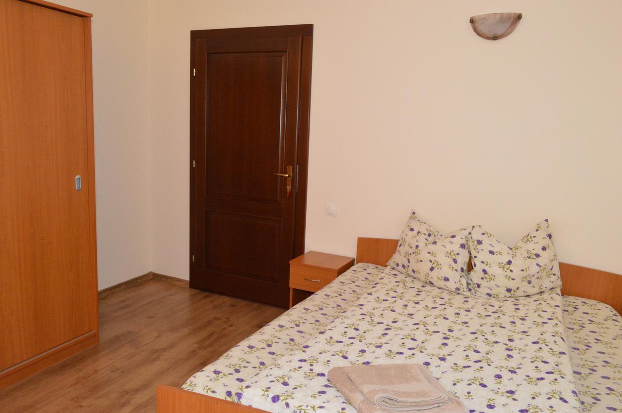 Hotel Casa Flora Sînmartin Zewnętrze zdjęcie