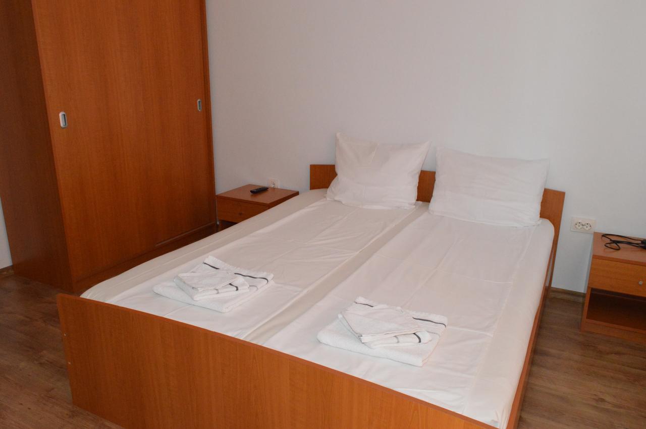Hotel Casa Flora Sînmartin Zewnętrze zdjęcie