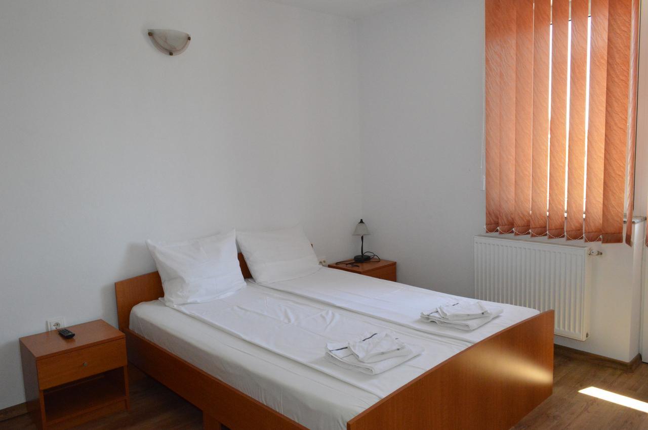 Hotel Casa Flora Sînmartin Zewnętrze zdjęcie