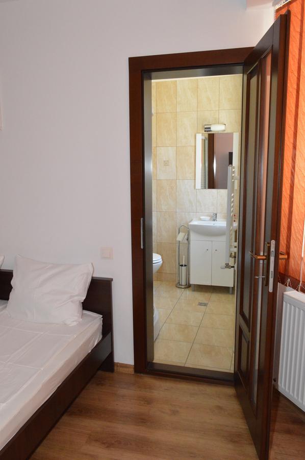 Hotel Casa Flora Sînmartin Zewnętrze zdjęcie