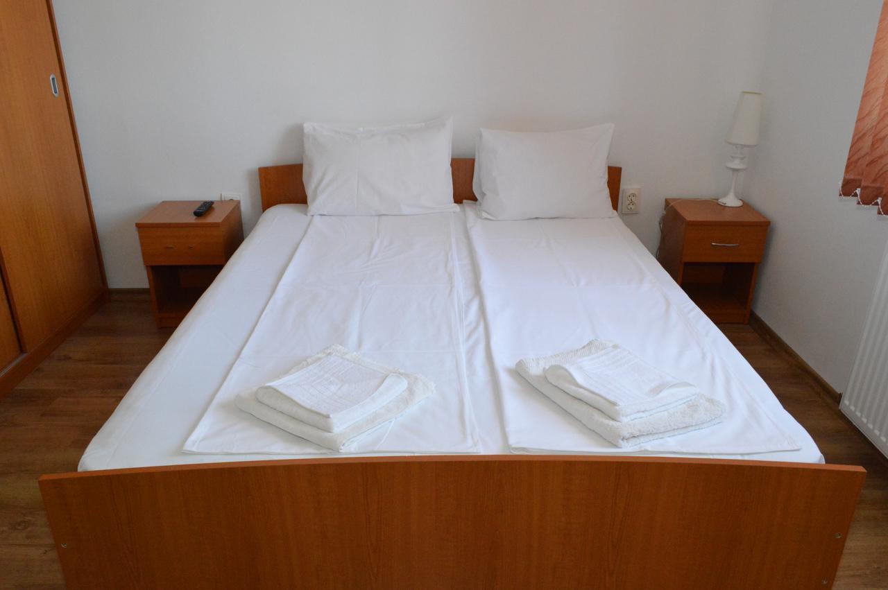 Hotel Casa Flora Sînmartin Zewnętrze zdjęcie