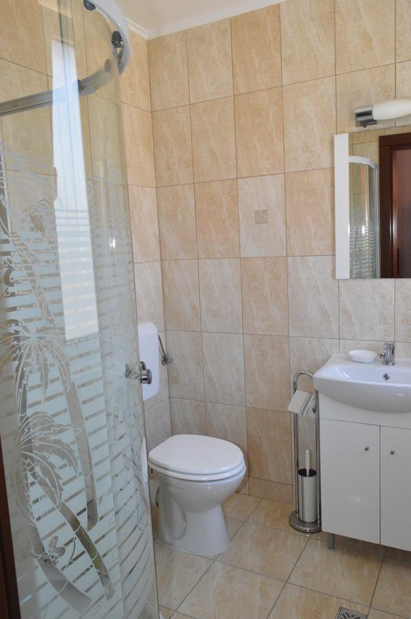 Hotel Casa Flora Sînmartin Zewnętrze zdjęcie