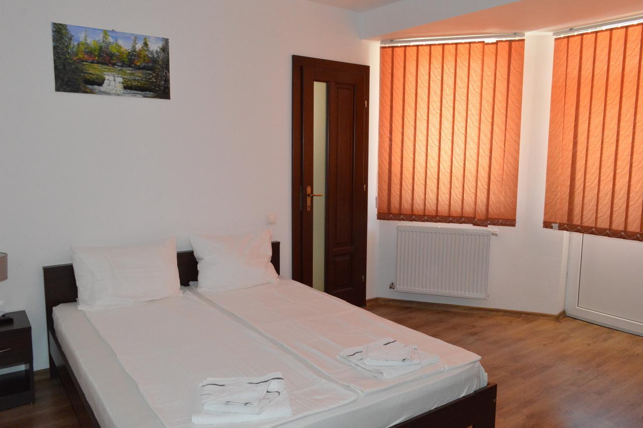 Hotel Casa Flora Sînmartin Zewnętrze zdjęcie
