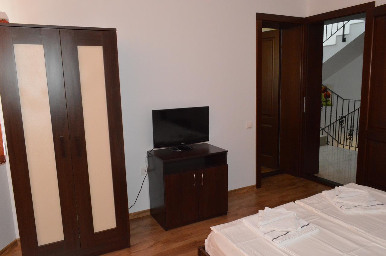 Hotel Casa Flora Sînmartin Zewnętrze zdjęcie
