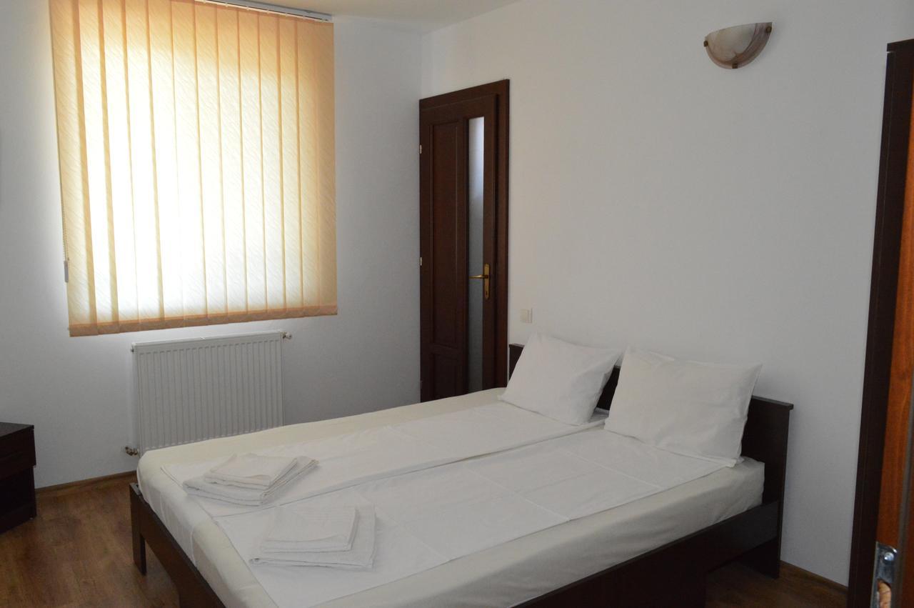 Hotel Casa Flora Sînmartin Zewnętrze zdjęcie