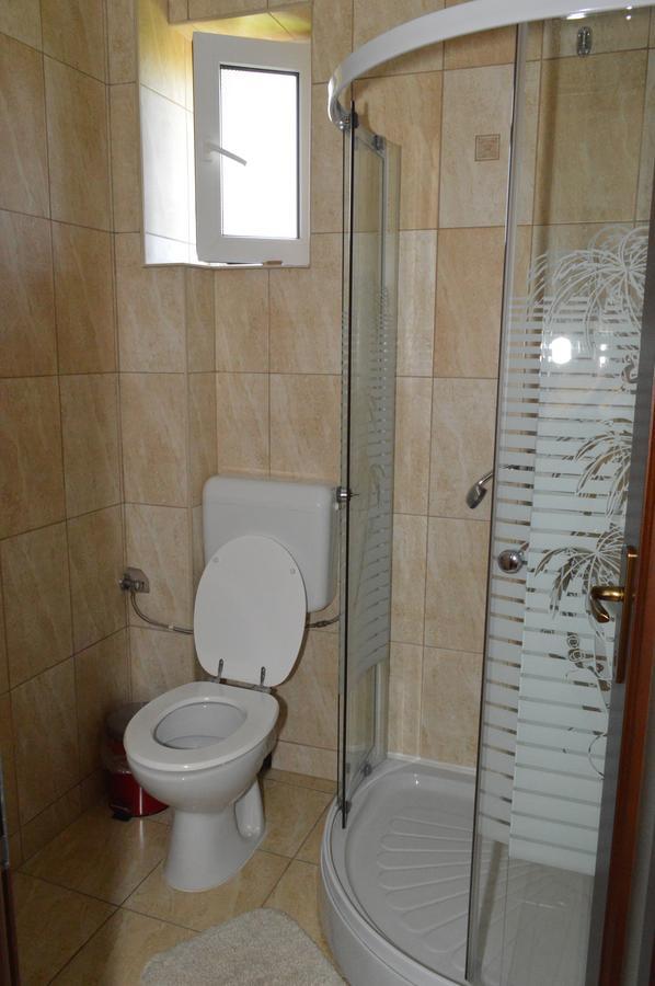 Hotel Casa Flora Sînmartin Zewnętrze zdjęcie