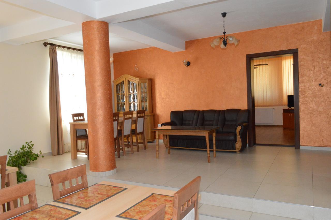 Hotel Casa Flora Sînmartin Zewnętrze zdjęcie