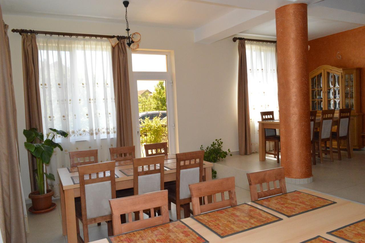 Hotel Casa Flora Sînmartin Zewnętrze zdjęcie